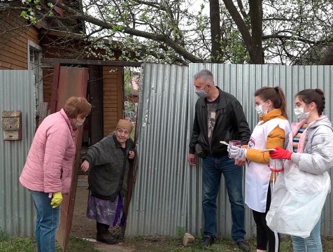 Малоярославецкие волонтёры облагородили придомовую территорию ветерана