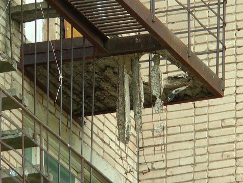 В Обнинске под женщиной обрушилась плита пожарной лестницы