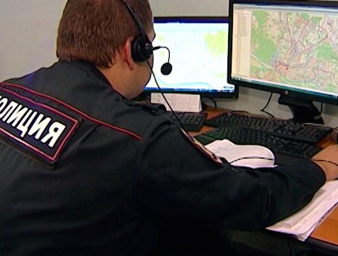 Вандалы с балончиком краски напали на полицейского