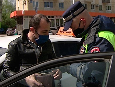 Дорожные полицейские проверяют соблюдение таксистами масочного режима
