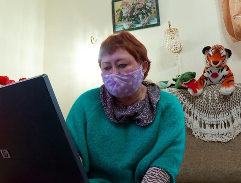 Преподаватель колледжа занимается творчеством и делится знаниями со студентами и пожилыми людьми