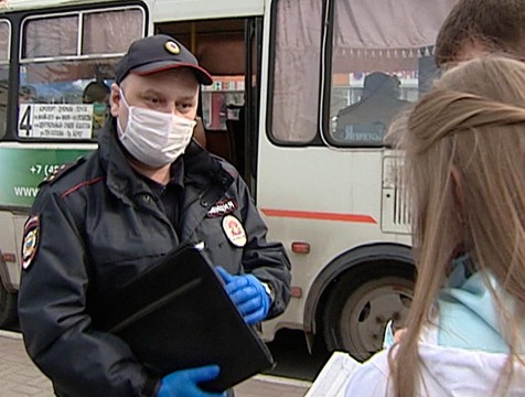 Полицейские раздают маски забывчивым калужанам