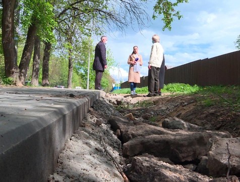Благоустройство на улице Промежуточной нарушило привычки жителей одного из домов