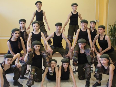 Многодетная семья хореографов из Сухиничей репетирует «танец с шашками»