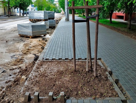 Коммунальщики пообещали оставить в покое тротуарную плитку на Московской