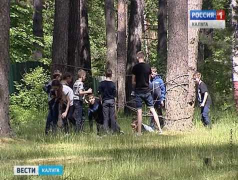В лагере «Белка» школьники состязались военно-патриотической игре «Плечом к плечу»