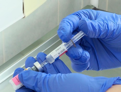 Прививки перед посещением детсадов и школ перенесли на осень