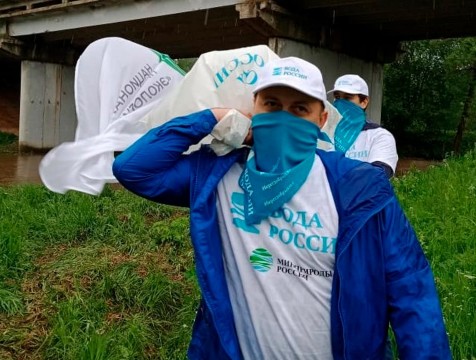 Накануне Дня очистки водоемов на калужских реках собрали более 20 мешков мусора