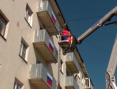 Калужские окна и балконы оформляют в цвета российского триколора