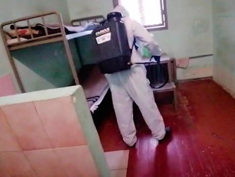 Сотрудники МЧС провели санобработку в спецпримнике УМВД