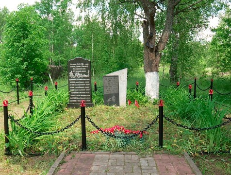Волонтёры привели в порядок мемориал в деревне Чапаевке