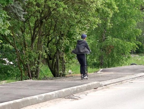 Школы, библиотеку и полицию в Кирове «связали» новым тротуаром