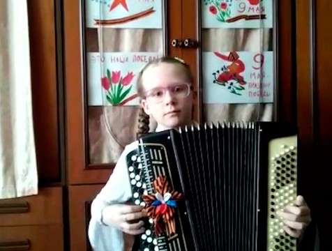 Юная баянистка из Калуги сыграла для всероссийского конкурса мелодию песни «Синий платочек»