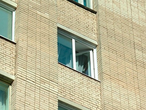 Ребенок упал с пятого этажа в Кирове