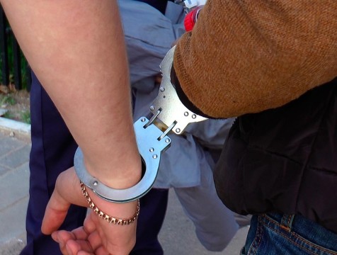 Двух юхновских полицейских обвиняют в мошенничестве