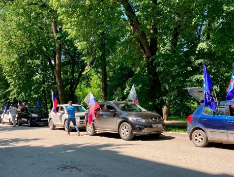 Автоколонна с российскими триколорами проехала по Калуге