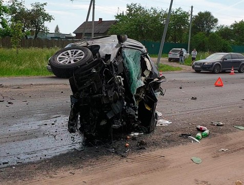 В лобовом столкновении с самосвалом погиб водитель внедорожника
