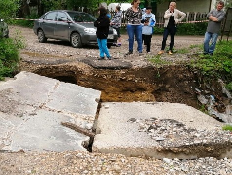 Дачный поселок в Калуге заливает из-за неполадок с канализацией