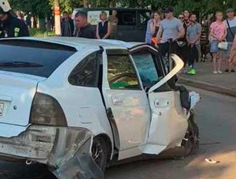 В центре Людинова столкнулись два авто