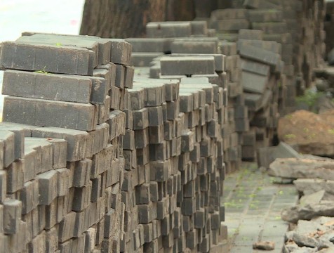 Плиткой из центра Калуги замостят «народные тропы» во дворах