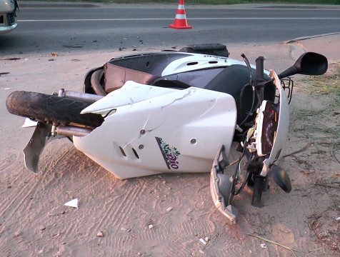 Пьяный скутерист влетел в легковушку в Боровском районе