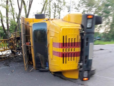Грузовик снес машину ремонтников, тянувших провода