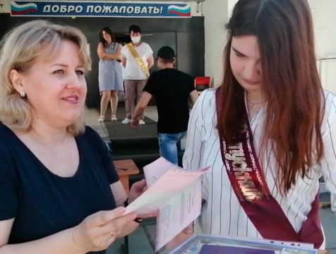 Выпускникам сосенской школы №2 вручили дипломы и шоколадки