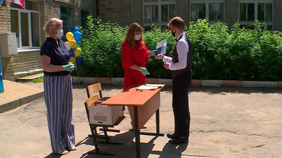 аттестат-вручение-06-19.jpg
