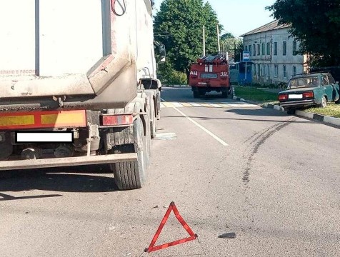 Фура и легковушка столкнулись в Мещовске