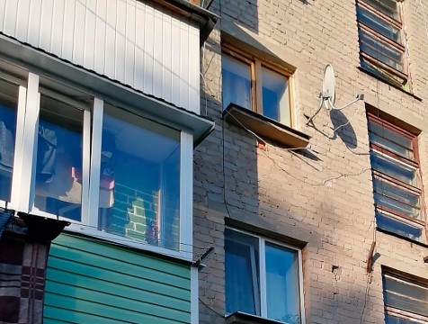 Малолетняя девочка выпала из окна квартиры на третьем этаже