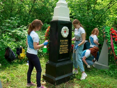 Волонтёры привели в порядок воинские захоронения на Пятницком кладбище