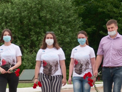 Волонтеры возложили цветы от имени ветеранов