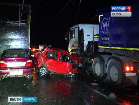 Смертельное ДТП: на Киевской трассе автомобиль влетел в стоящий грузовик