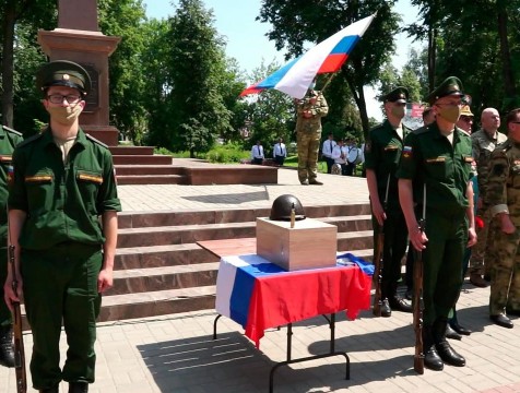 Останки солдата, поднятые поисковиками в Людиновском районе, отправили на родину