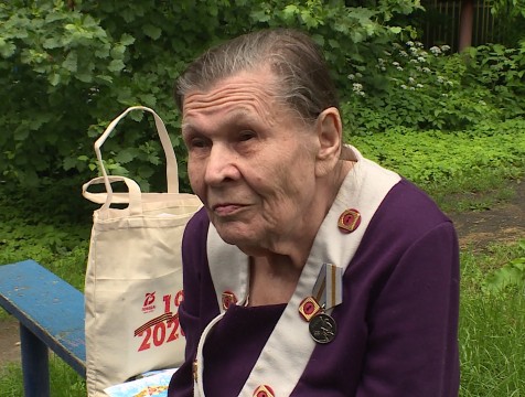 Труженица тыла Зинаида Кудрик приняла поздравление с 75-летием Победы