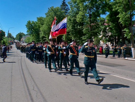 Военнослужащие козельской ракетной дивизии прошли в парадном строю