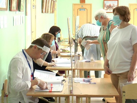 Почти 380 тысяч жителей региона к полудню посетили избирательные участки