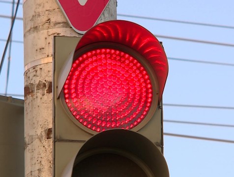 Новый светофор установят на пересечении улиц Хрустальной и Заводской