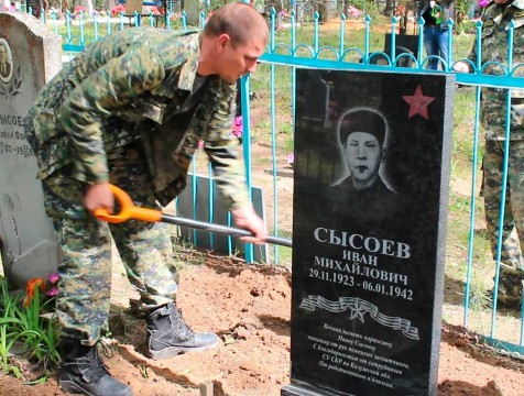 Козельские следователи установили памятник на могиле партизана-героя Ивана Сысоева