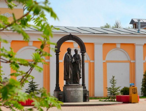 Выставка «Семья-Малая Церковь» открылась в сквере при Никитском храме