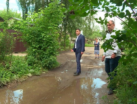 Жителей дома №5 по улице Школьной заливает и снизу, и сверху