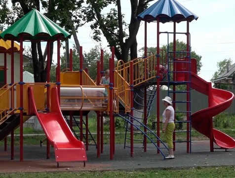 Детскую площадку благоустроили в посёлке Полотняный Завод