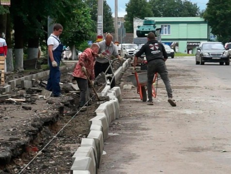 В Людинове делают новые тротуары на улицах Московской и Фокина