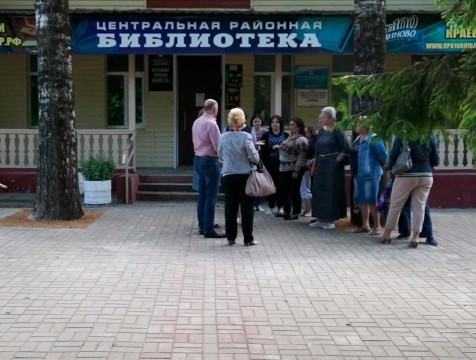 Перед зданием людиновской библиотеки появилась благоустроенная площадка