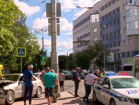 В центре Калуги иномарку вынесло на тротуар возле школы