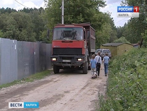 Горуправа разрешила застройщику многоэтажки возить стройматериалы по тротуару