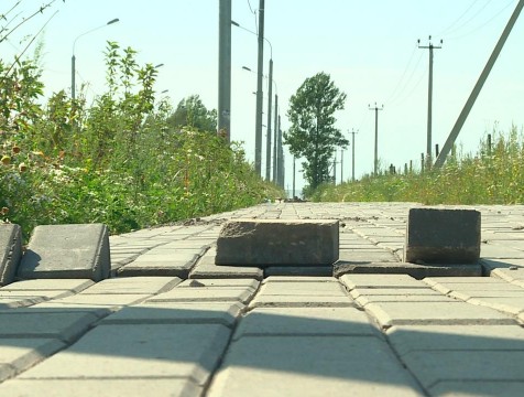 Новый тротуар вдоль шопинской дороги нуждается в ремонте