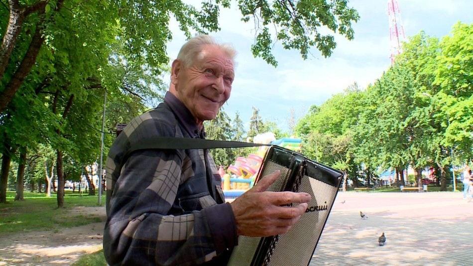 поэт-дедушка-баян0805.jpg