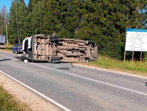 Микроавтобус с рабочими попал в ДТП в Калужской области