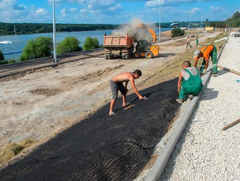 Работы по созданию пляжной зоны начались на набережной Яченского водохранилища